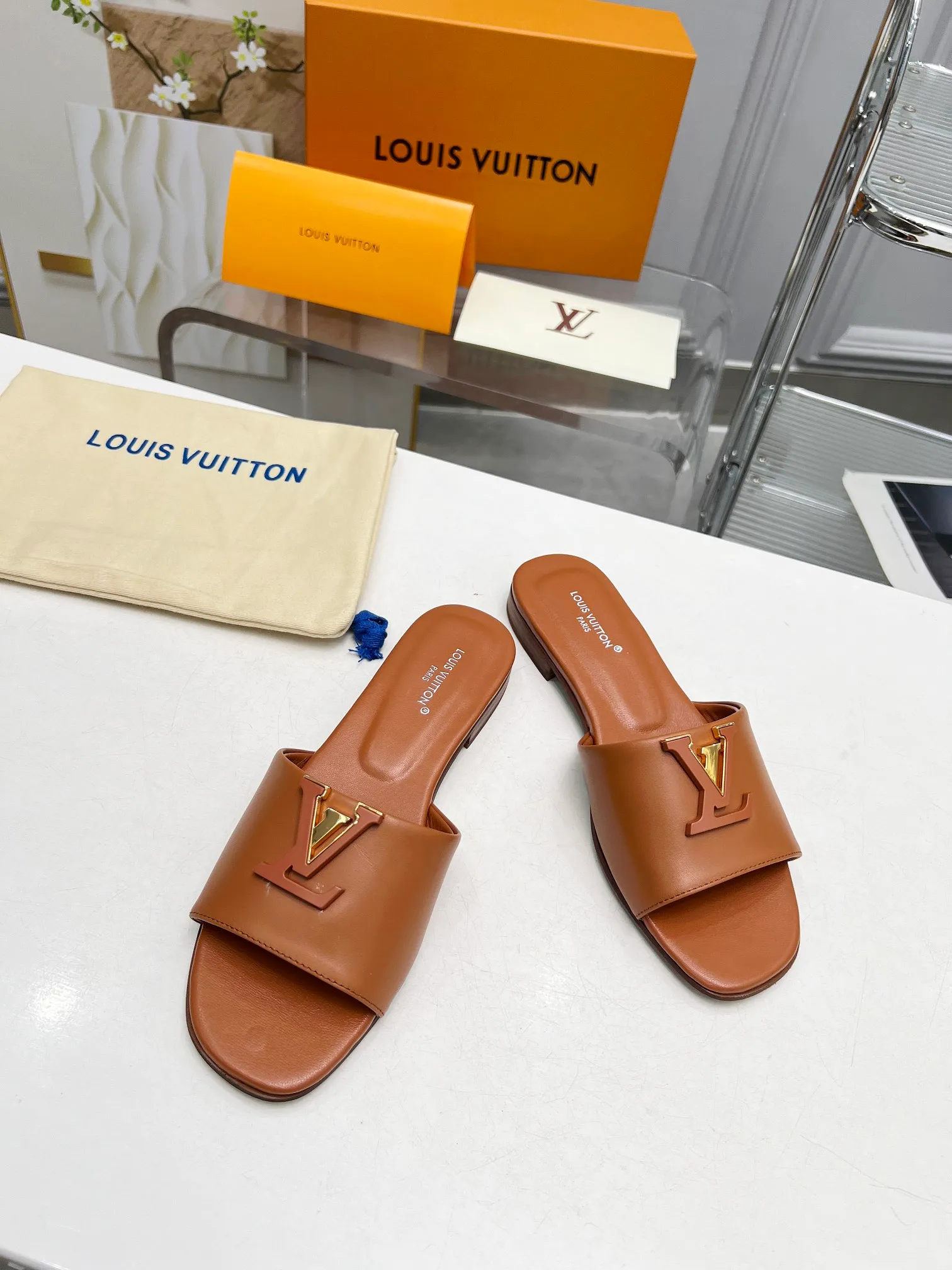 👟👟Ex-factory price 440👟👟Louis Vuitton/Louis Vuitton women's new sandals LV SUNSET COMFORT flat sandals are made of exquisite cowhide and sheepskin lining, the uppers show handicrafts, and are matched with genuine leather soles*@wearing experience. LV logo hardware buckle on upper, size 35-42